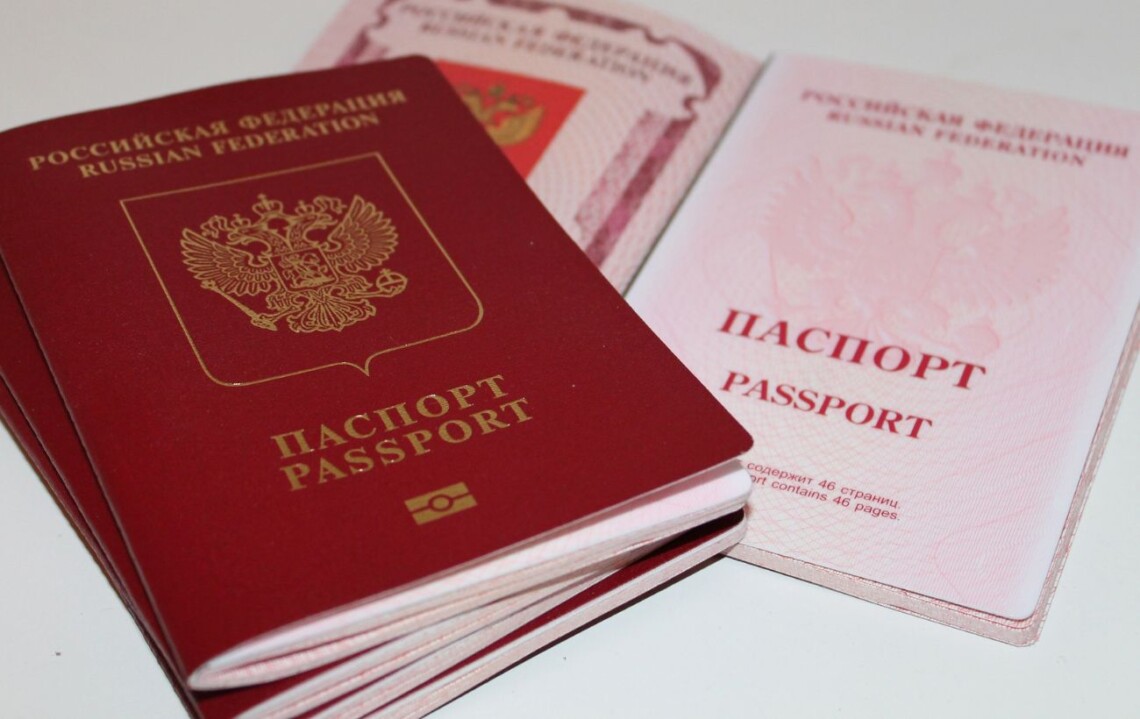 Российские оккупанты продолжают принудительную паспортизацию населения временно занятой территории Херсонской области, угрожая местным жителям депортацией.