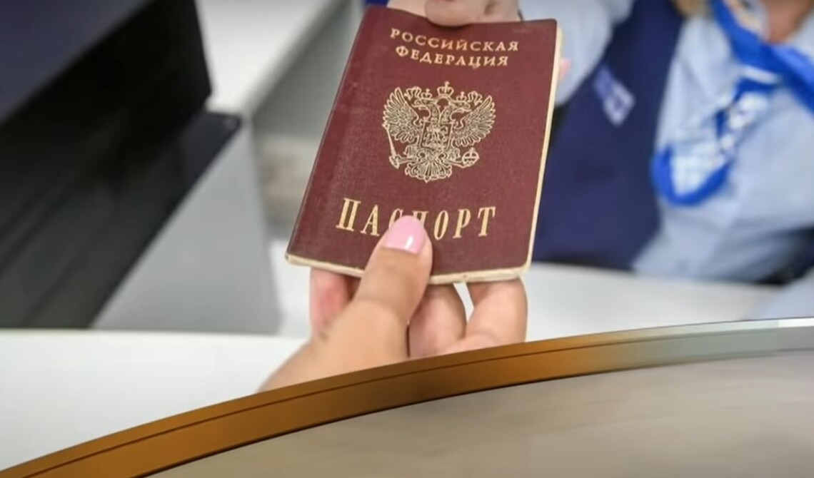На временно оккупированных территориях Украины россияне принудительно паспортизируют детей от 14 лет, шантажируя их родителей.