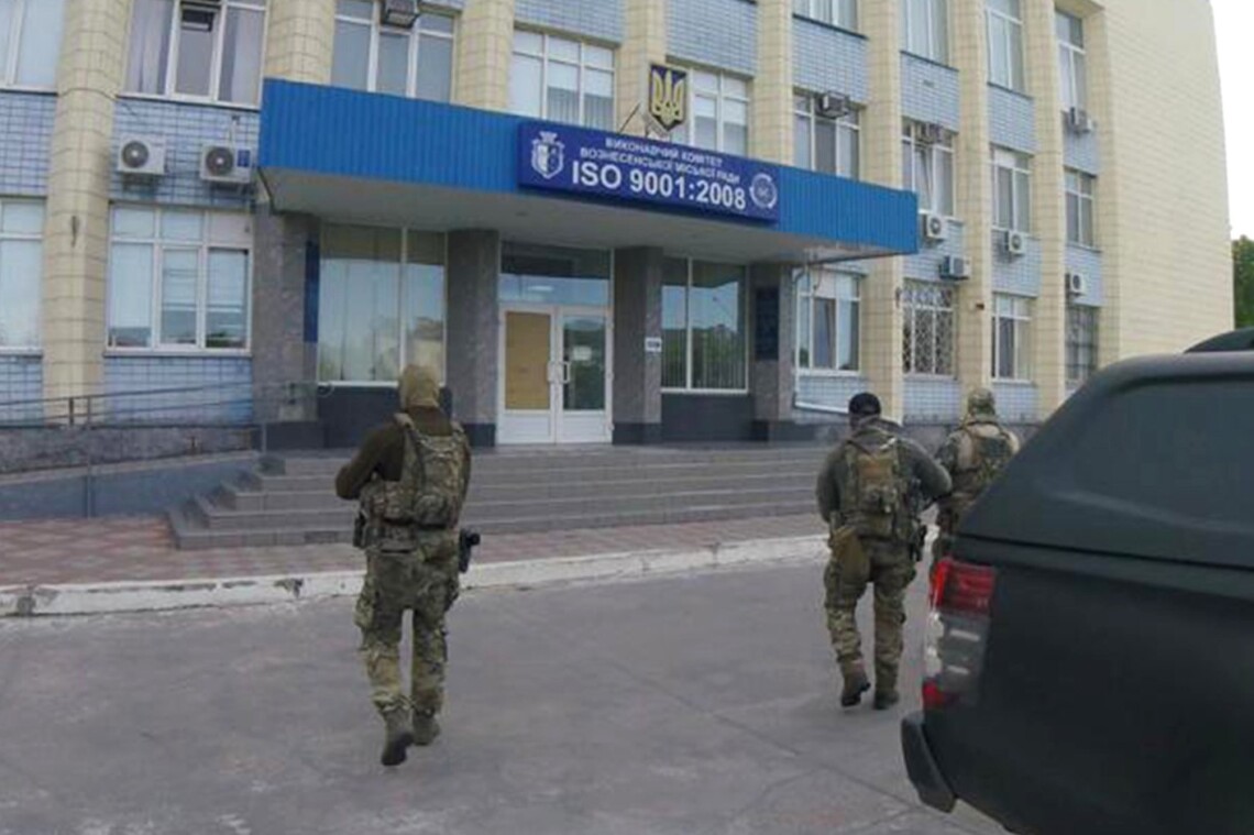 СБУ задержала вицемера Вознесенска, подозреваемого в хищении бюджетных денег на закупки оборонной продукции.