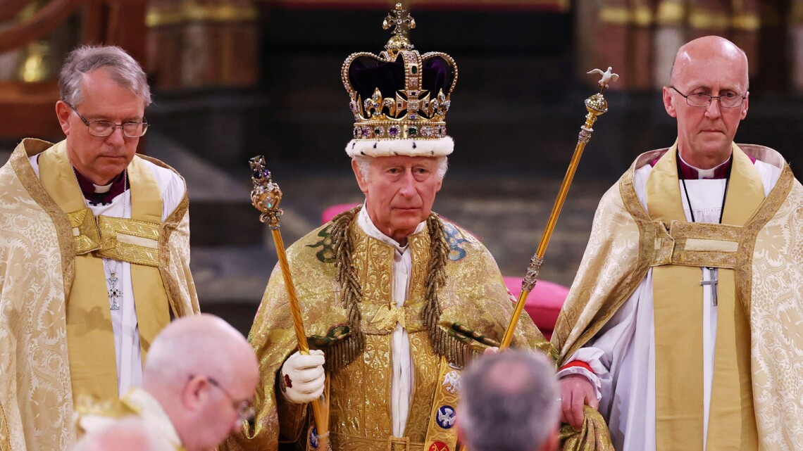 В ходе церемонии архиепископ Кентерберийский возложил на голову нового монарха золотую корону Святого Эдуарда и вручил ему ряд королевских регалий, в том числе большой государственный меч и кольцо суверена.