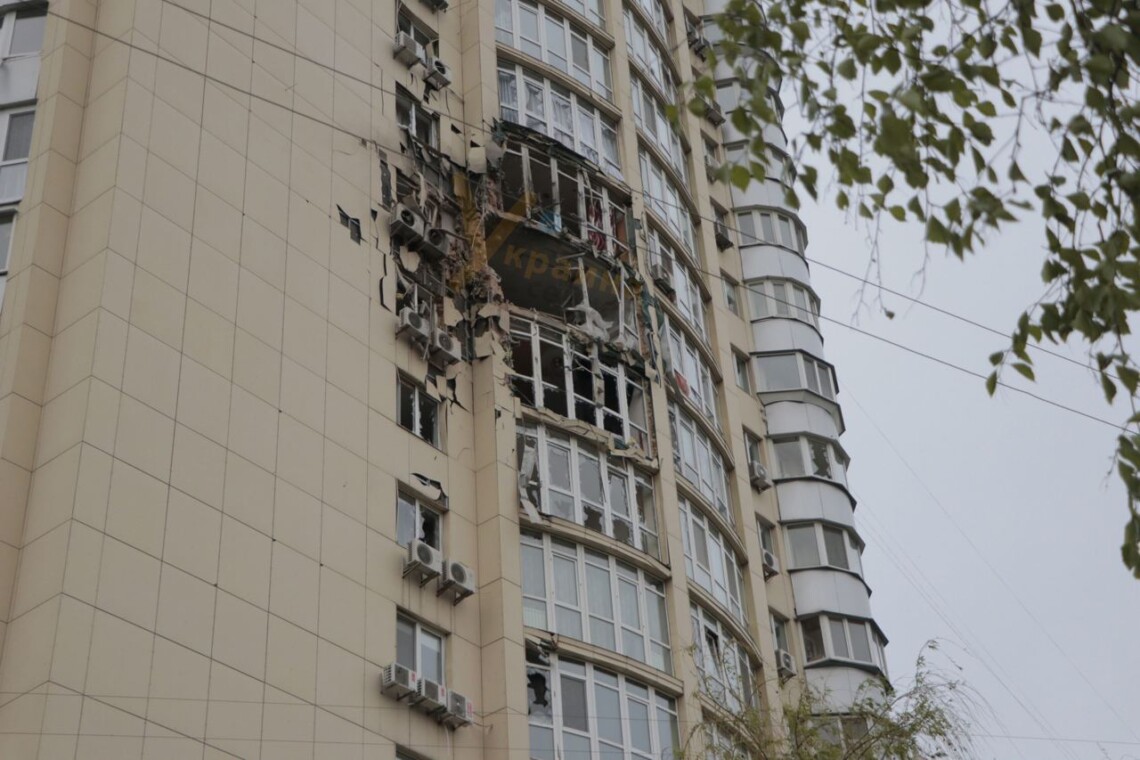 В Святошинском районе Киева пять человек травмированы в результате ночной атаки дронов, сообщили в администрации.