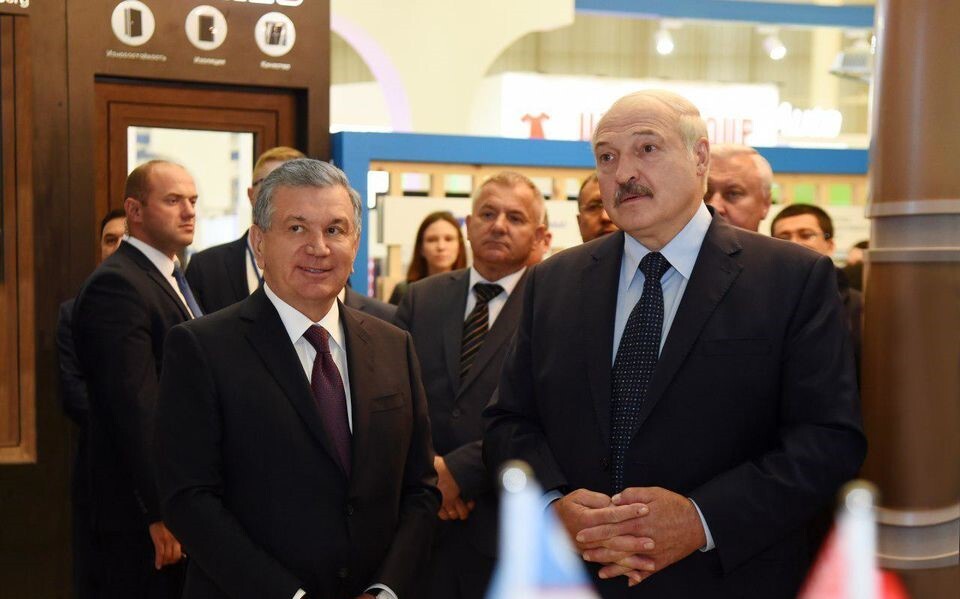 По данным представителей страны-террориста, в Москву прибыли самопровозглашенный президент Беларуси Александр Лукашенко и лидер Узбекистана Шавкат Мирзиеев.