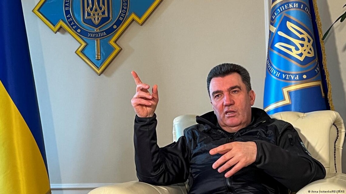 Украина не собирается сдавать Бахмут, подтвердил секретарь СНБО. Военные работают по своему плану и будут удерживать город столько, сколько нужно.