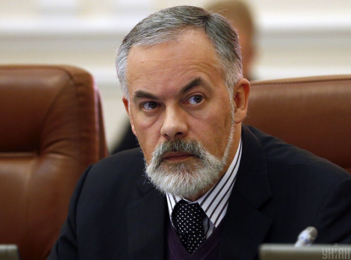 Экс-министра образования Дмитрия Табачника, кроме госизмены, подозревают в пособничестве агрессору и нарушении законов и обычаев войны.