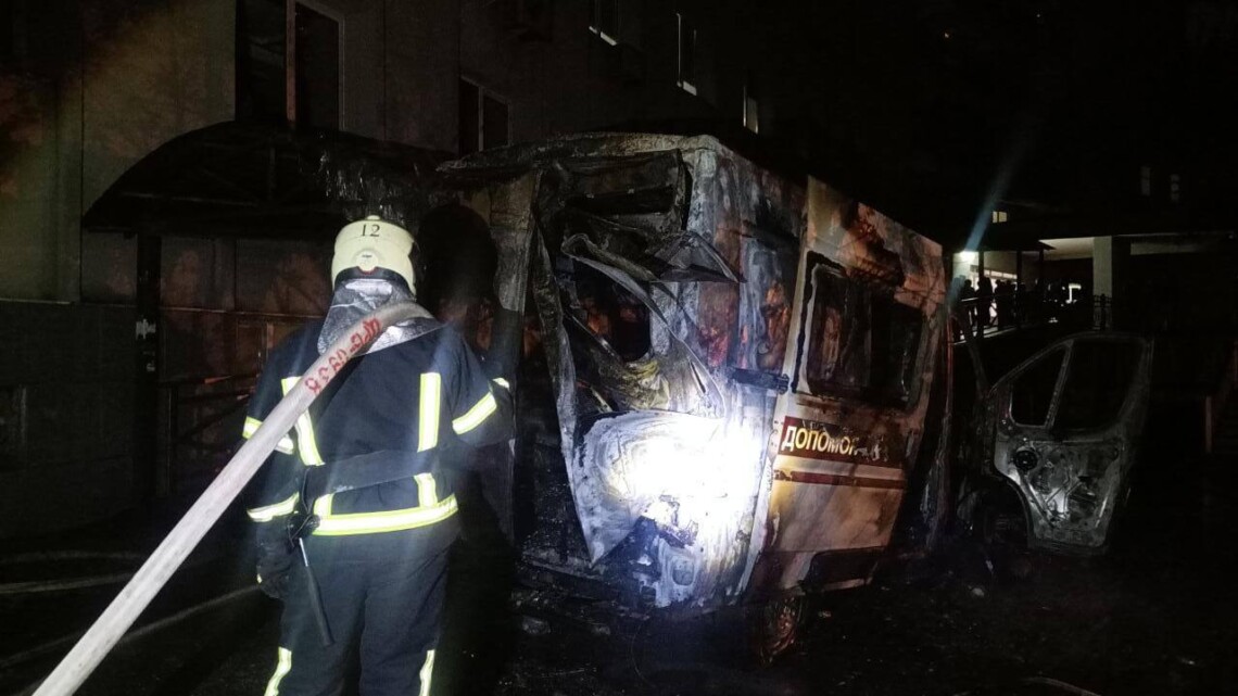 В ночь с 12 на 13 мая в Печерском районе Киева раздался взрыв. Огонь охватил автомобиль скорой. Погибла пожилая женщина.