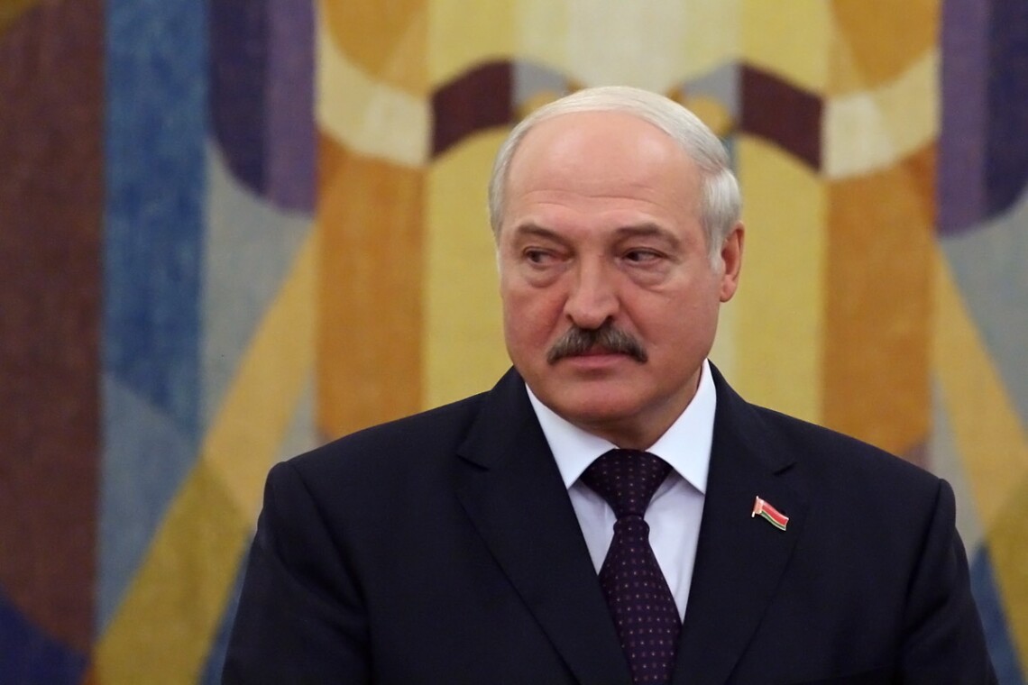 По данным местных пропагандистов, сегодня Лукашенко приехал в командный пункт ВВС. На фото можно заметить, что у диктатора снова перебинтована рука, но на этот раз левая.
