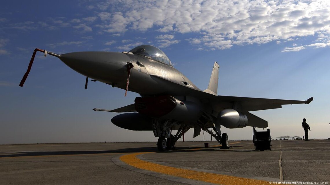 Украина хочет получить 40-50 истребителей F-16, чтобы сформировать три или четыре эскадрильи, заявил Юрий Сак.