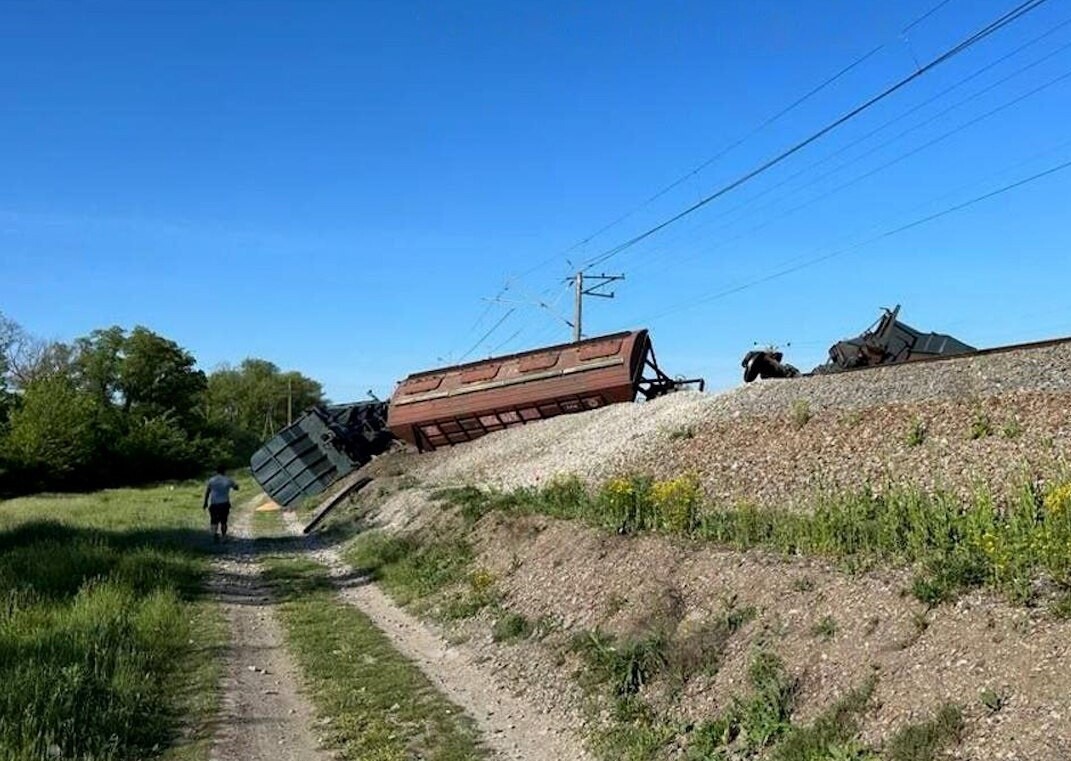 Взрыв на железной дороге в Крыму мог нарушить доставку вооружения Черноморскому флоту россии, считают в британской разведке.