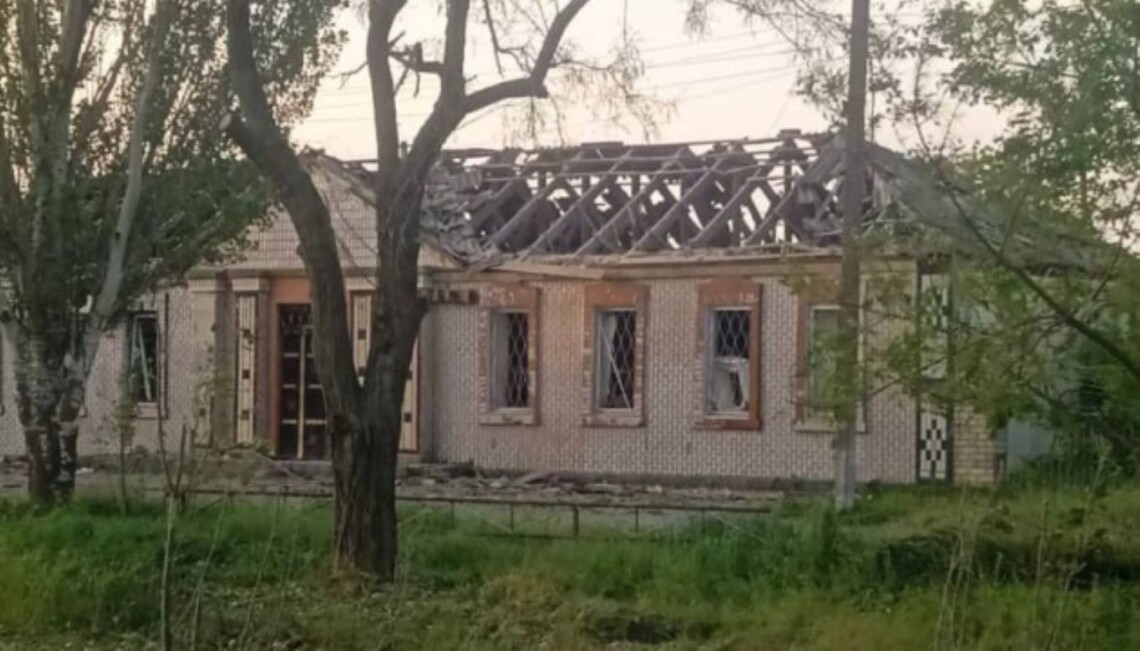 При обстреле в ночь на 21 мая в Станиславе Херсонской области были повреждены жилые дома, магазин и другая инфраструктура.