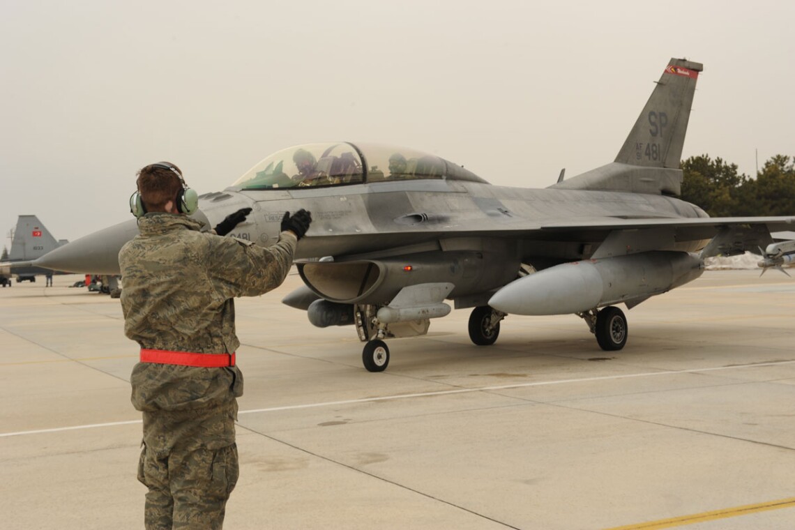 Всего за несколько недель один из членов команды Байдена заручился поддержкой всей администрации, и перед саммитом «Большой семерки» официально рекомендовал президенту США дать добро на обучение пилотов и передачу F-16.