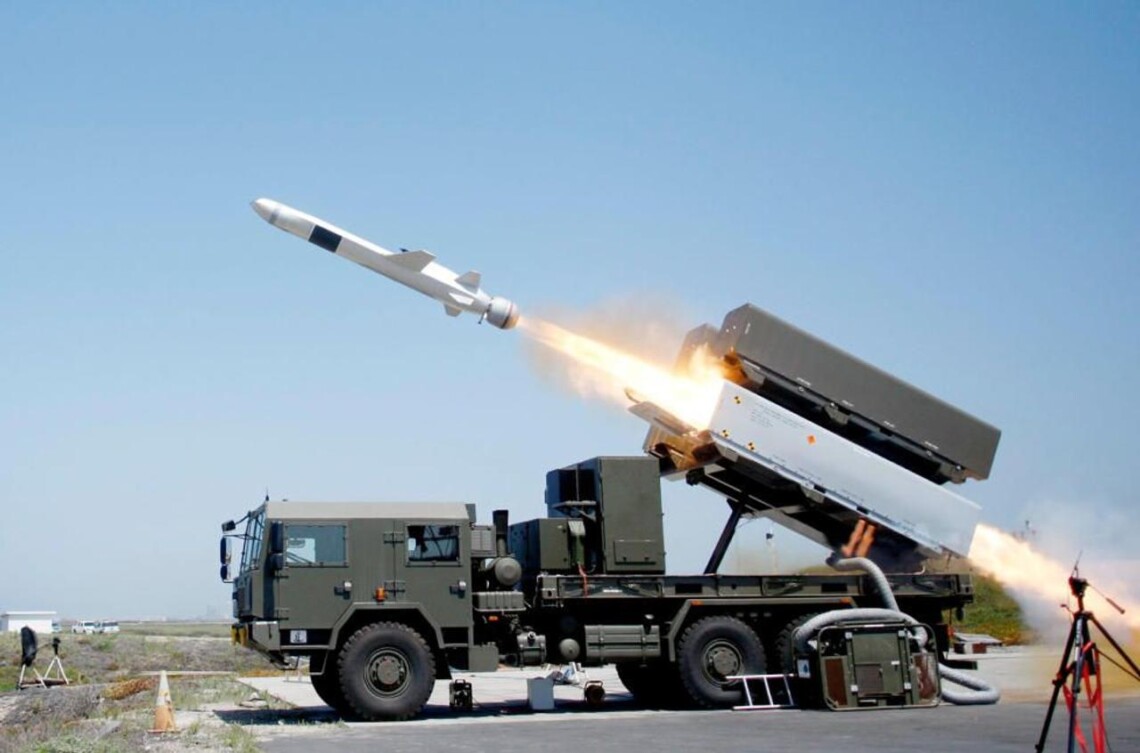 Госдеп США одобрил возможную продажу Украине зенитно-ракетной системы NASAMS и сопутствующего оборудования за ориентировочно 285 миллионов долларов.