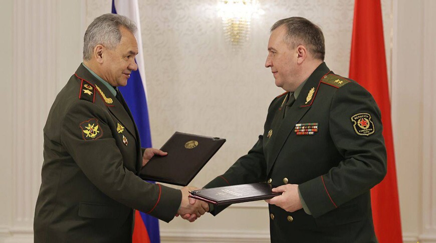 Шойгу и Хренин подписали документы о порядке хранения российского нестратегического ядерного оружия на территории Беларуси.