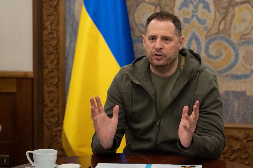 По его словам, он действительно считает, что приглашение Украины в НАТО может стать ключевым фактором для завершения этой войны.