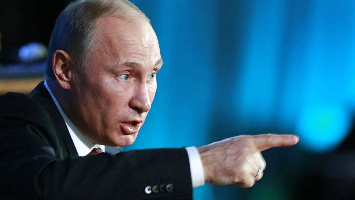 Российский диктатор отреагировал на утреннюю массированную атаку беспилотников на Москву и Подмосковье. Путин ожидаемо обвинил в этом инциденте Украину и пригрозил зеркальными действиями.
