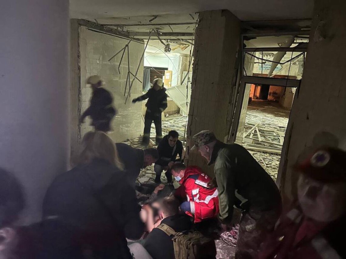 В ночь на 1 июня россияне атаковали Киев. В результате падения обломков ракет погиб человек, трое людей получили ранения.