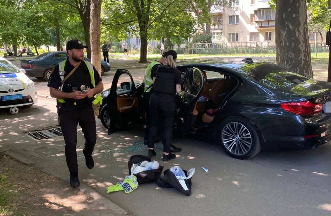 Два человека погибли в результате перестрелки в Одессе. По предварительной информации полиции, причиной стрельбы стал конфликт между находившимися в обоих автомобилях родственниками.