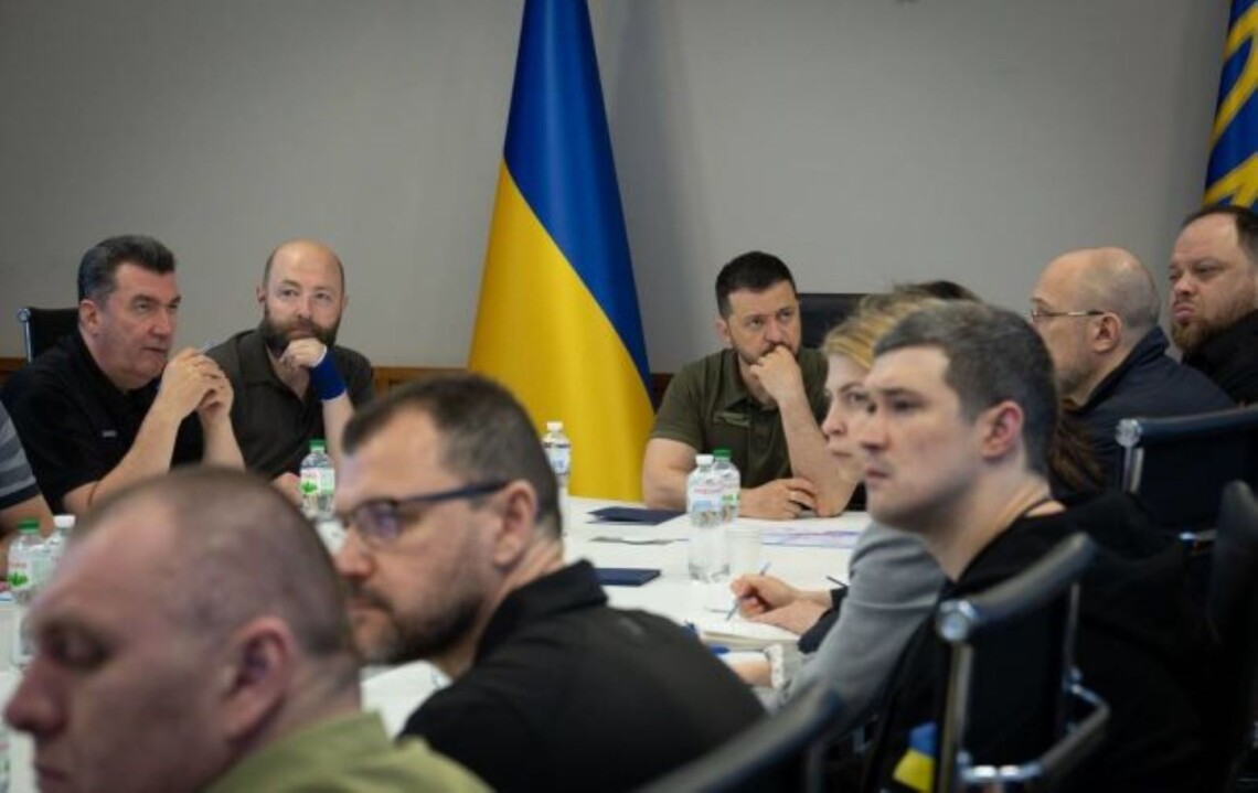 Президент Украины Владимир Зеленский провел срочное заседание СНБО по поводу подрыва россиянами Каховской ГЭС.