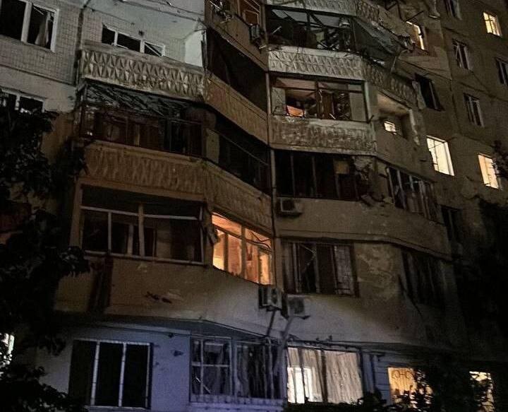 Ночью 10 июня в Одессе раздавались взрывы, в одном из домов выбило окна, СМИ сообщают о двух погибших.