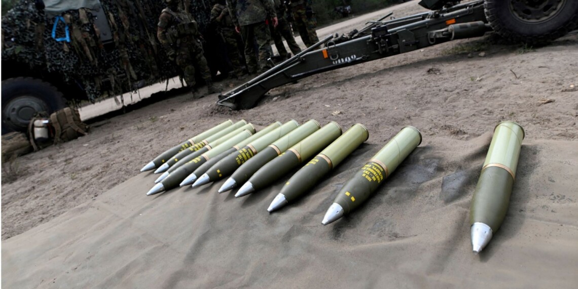 Дания направит в Украину как минимум две тысячи снарядов. Ообщая стоимость пакета помощи составит 32 миллиона евро.