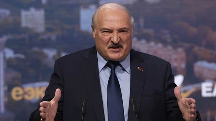 Диктатор Александр Лукашенко заявил, что без колебаний применит ядерное оружие, которое разместит россия, в случае агрессии против Беларуси.
