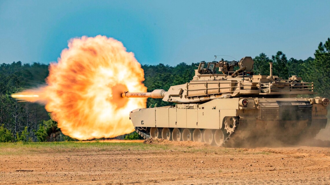 Украинские военные в Германии уже три недели обучаются обращению с американскими танками Abrams. В Пентагоне ожидают, что обучение закончится до осени.