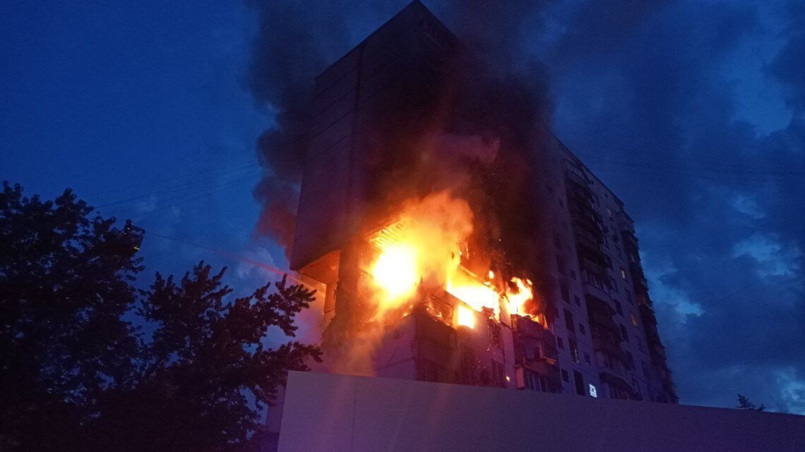 В Днепровском районе на ул. Малышко произошел взрыв в жилом доме на 7 этаже с последующим разрушением конструкций.