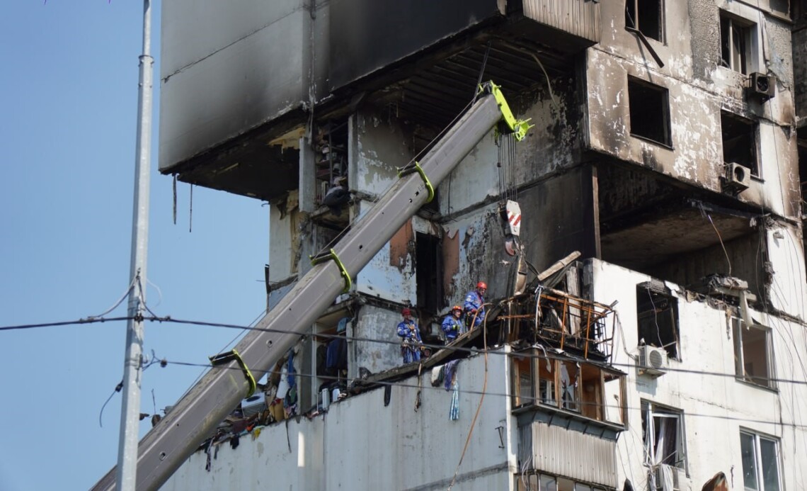 Спасатели сообщили, что в поврежденном доме сняты разрушенные панели перекрытия. Кроме того, сотрудники ГСЧС производят демонтаж элементов строительных конструкций и разбор завалов.