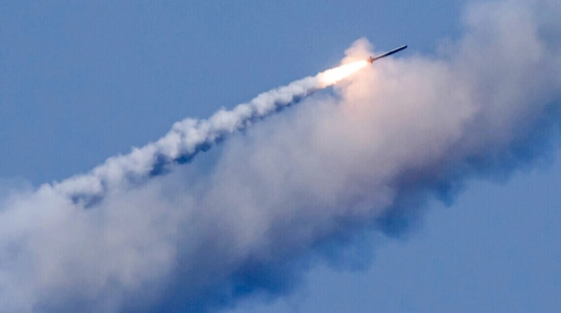 Ночью россияне выпустили по Украине 13 крылатых ракет. Атака была направлена на военный аэродром в Хмельницкой области.