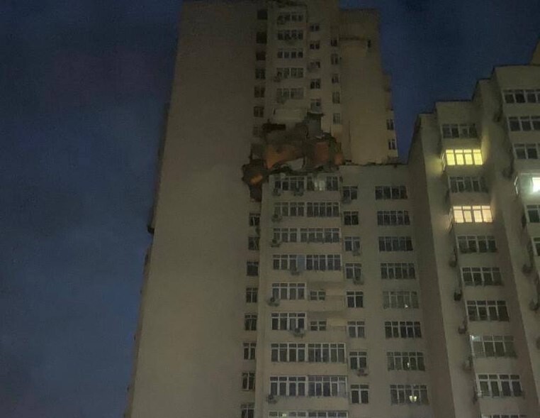 Ночью 24 мая россияне атаковали Киев ракетами. В Соломенском районе обломки ракеты попали в верхние этажи 16-этажки.
