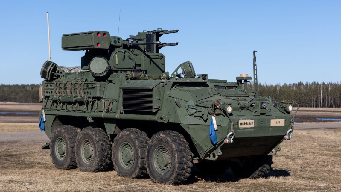 В пакет помощи должна войти техника, которая необходима Украине для контрнаступления. Среди прочего, ВСУ должны получить 30 боевых машин Bradley и 25 бронетранспортеров Stryker.