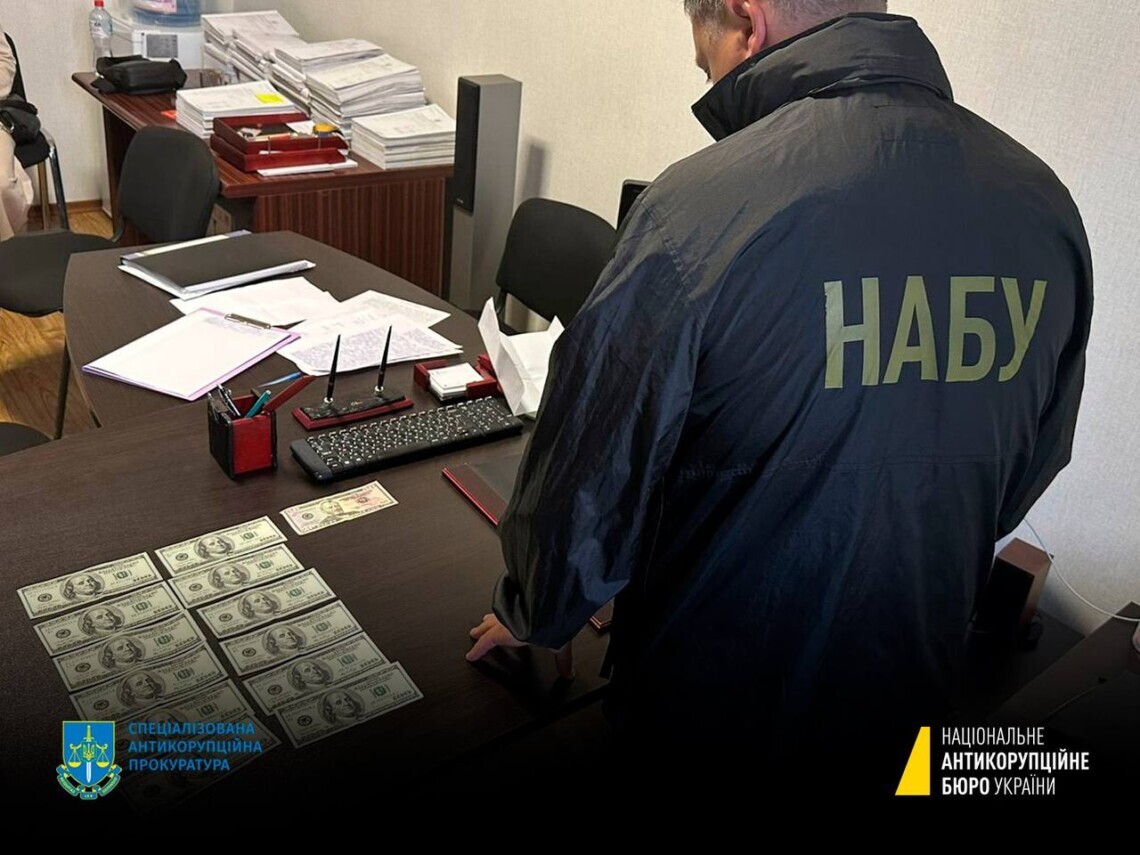 Антикоррупционный суд частично поддержал просьбу детектива НАБУ об аресте одесского адвоката, подозреваемого в коррупции.