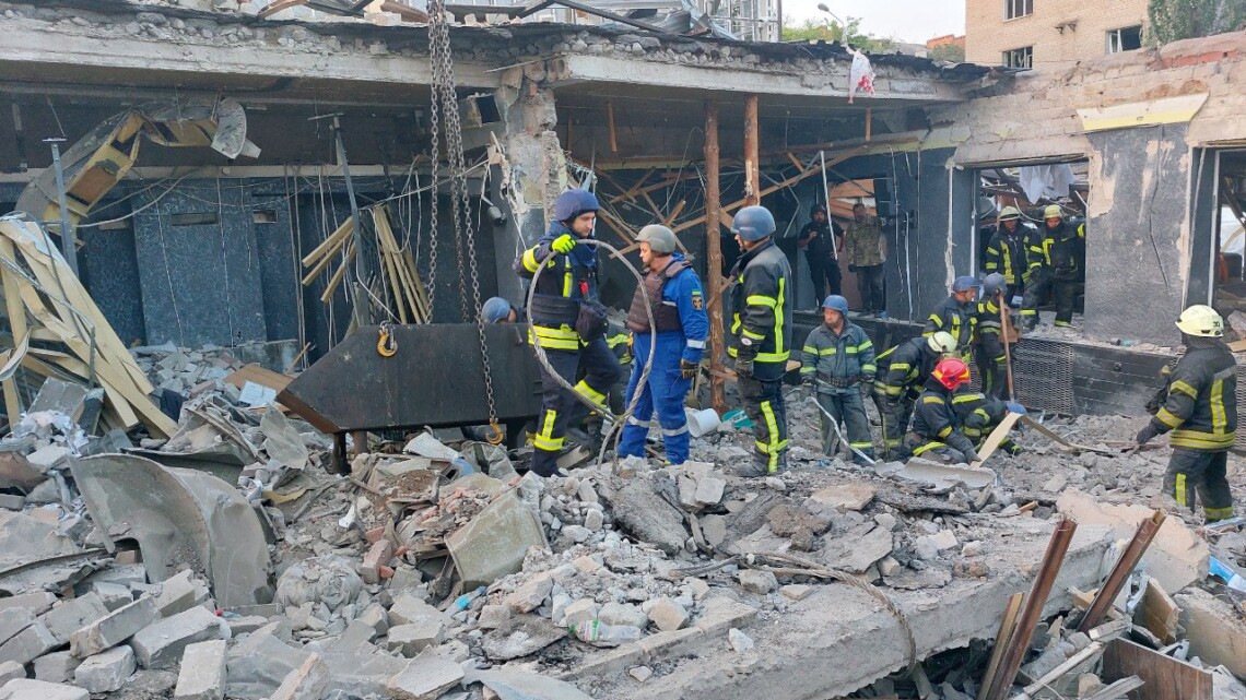 В Краматорске завершились поисково-спасательные работы на месте ракетного удара по кафе. В общей сложности погибли 12 человек.