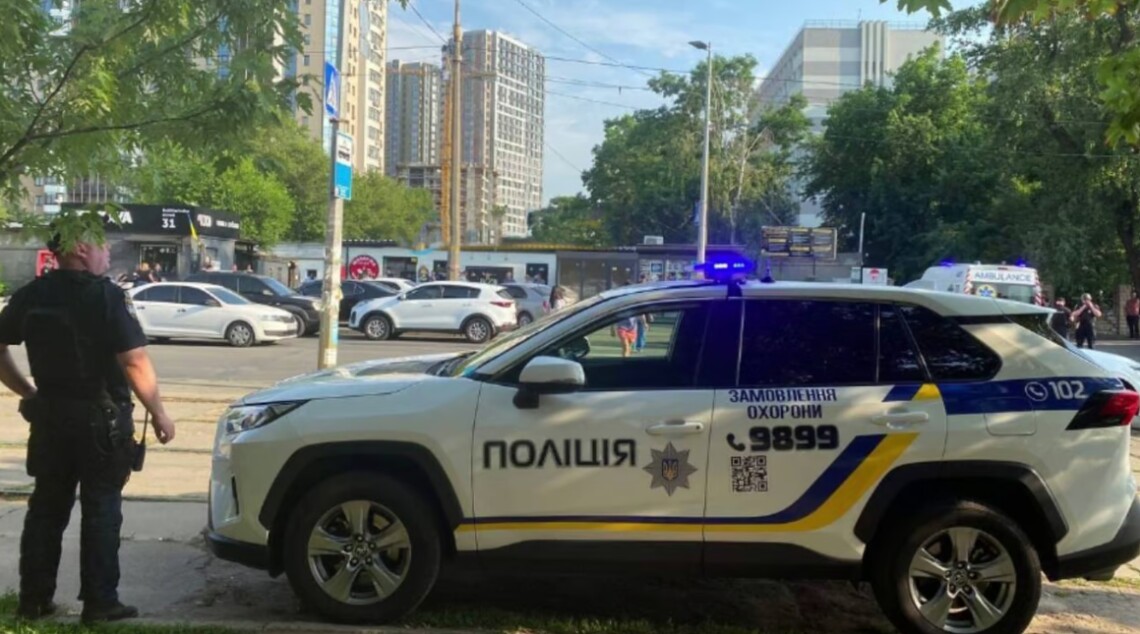 Правонарушитель, который устроил взрыв в здании Шевченковского районного суда Киева, подорвал себя. Во время штурма помещения ранены двое бойцов подразделения КОРД.