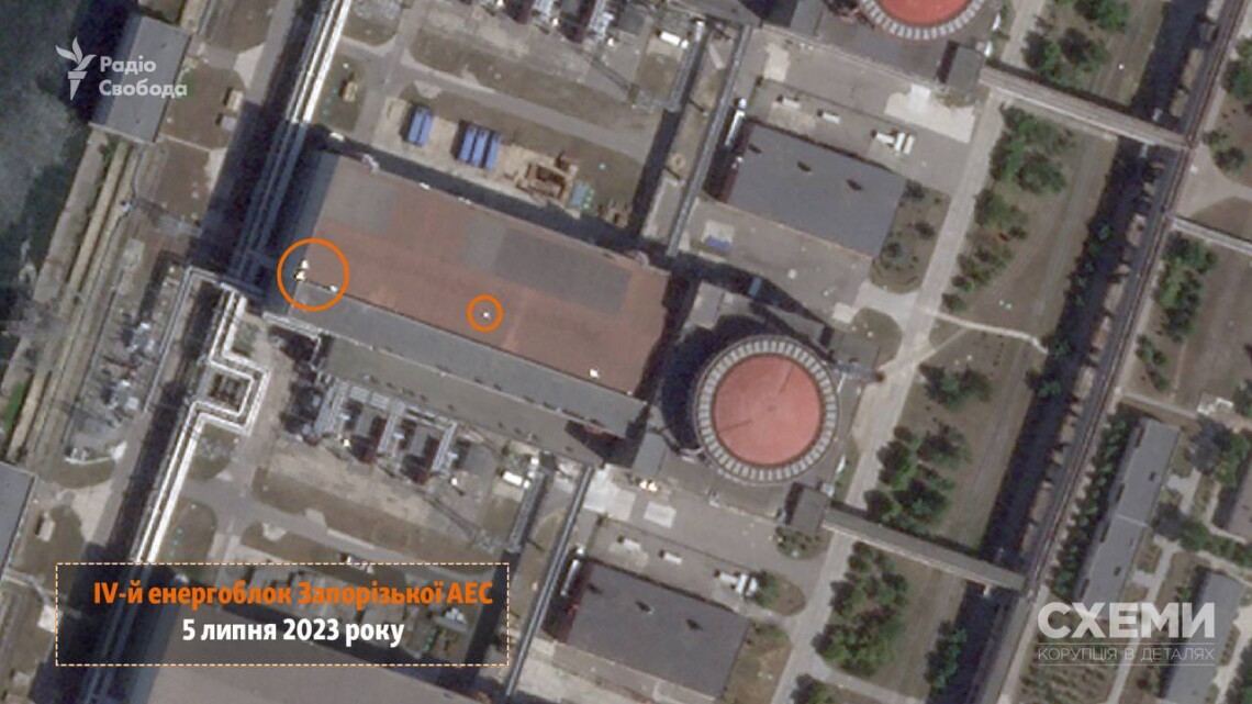 На спутниковых снимках от 5 июля видно, что на крыше четвертого энергоблока Запорожской АЭС появились новые объекты.