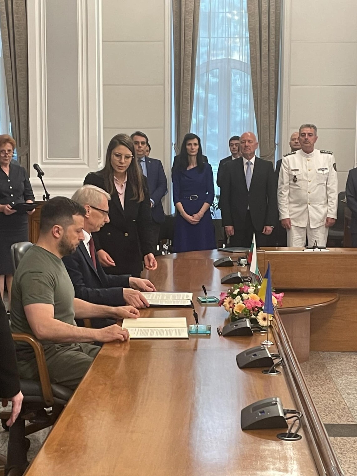Президенты подписали Совместную декларацию по евроатлантической интеграции Украины. Согласно этому документу Болгария подтверждает готовность участвовать в послевоенном восстановлении Украины и будет продолжать оказывать политическую и материальную поддержку.