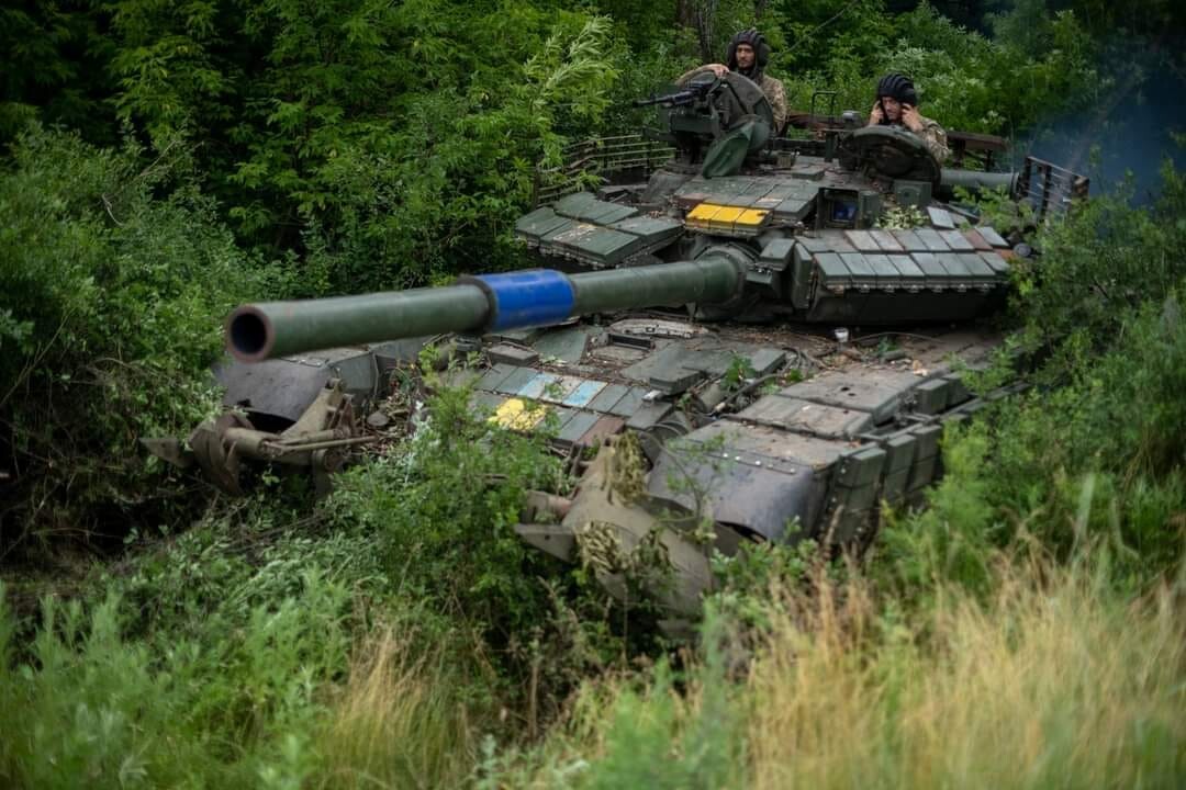 Украинские военные продолжают вести наступательные действия на трёх участках фронта. Они уничтожают позиции окупантов и их вооружения.