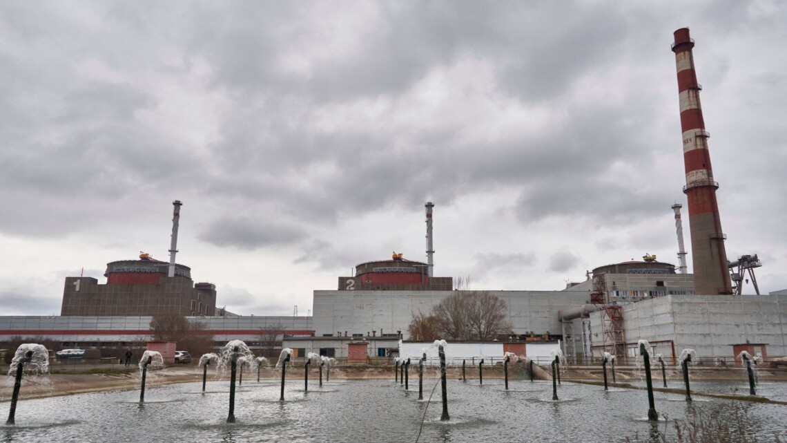 Главное управление разведки Минобороны выясняет, что за предметы появились на крыше реактора оккупированной Запорожской АЭС.