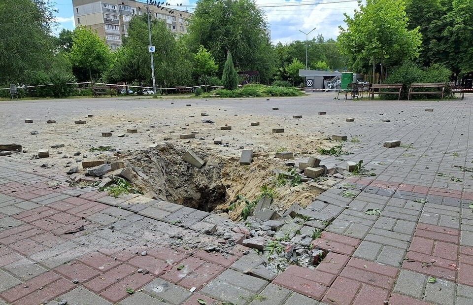 В настоящее время на месте происшествия ведутся следственные действия, изучаются обломки пока неустановленного военного объекта.