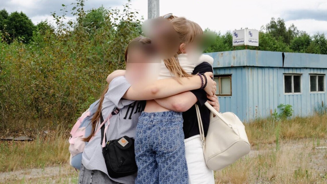 С начала полномасштабного вторжения рф девочки жили с бабушкой. Как отмечает Лубинец, она отказывалась передавать детей их матери, вернувшейся в Украину из плена.