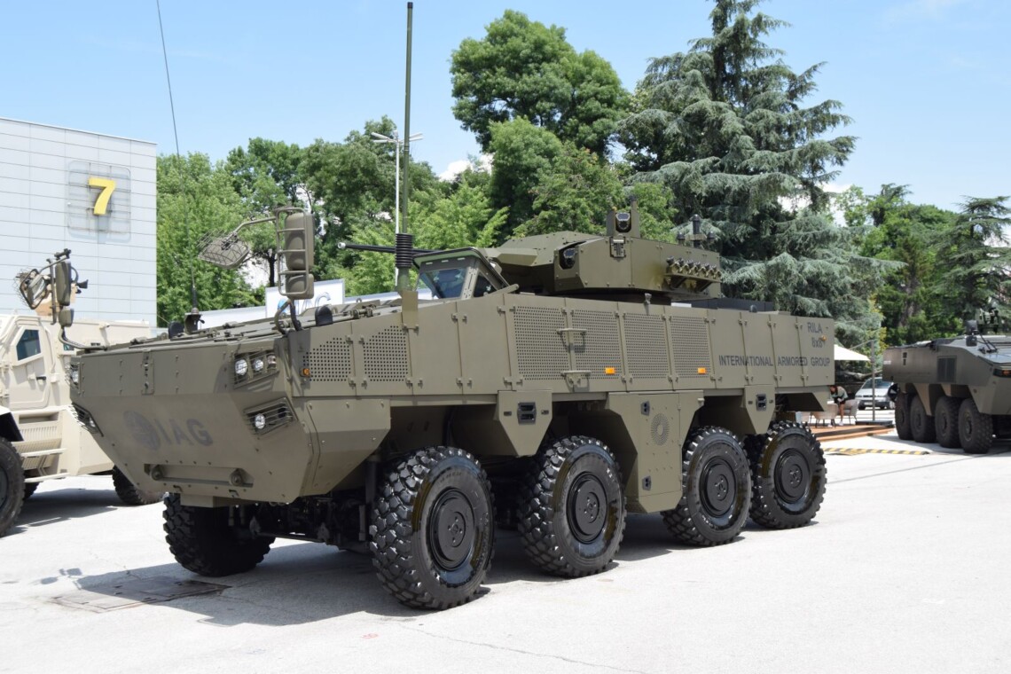 По данным журналистов, недавно украинская армия получила крупный пакет военной помощи, в который вошли 100 единиц бронетехники из арсенала болгарской полиции, в основном БТР.