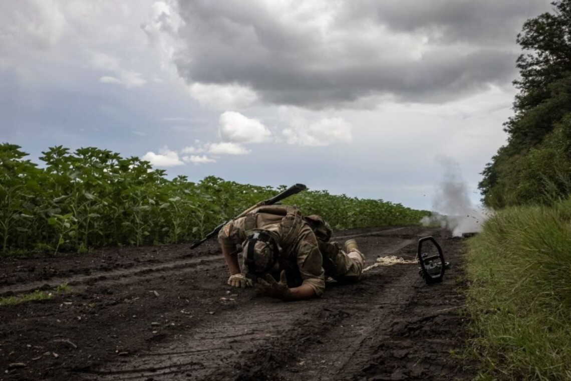 Российские оккупанты пытаются атаковать украинских бойцов недалеко от Кременной Луганской области. ВСУ уверенно дают отпор.