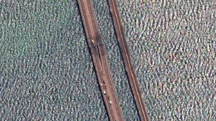 На спутниковых снимках видно, что в этот раз пострадала северная часть моста со стороны агрессора.