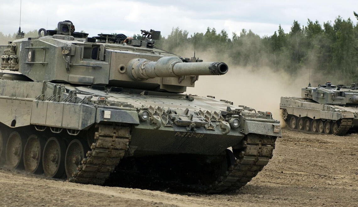 Украина, среди прочего, получит четыре танка Leopard 2А4, 10 БТР, а также бронированные внедорожники. Ожидается, что поставки оружия начнутся на следующей неделе и будут продолжаться до конца лета.