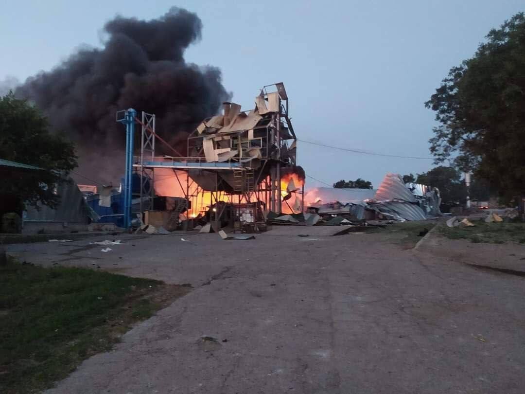 В результате атаки на зернохранилища в Одесской области возник пожар на площади более 200 кв. м, уничтожена сельскохозяйственная и спасательная техника, а также 120 тонн зерна. Фото последствий.