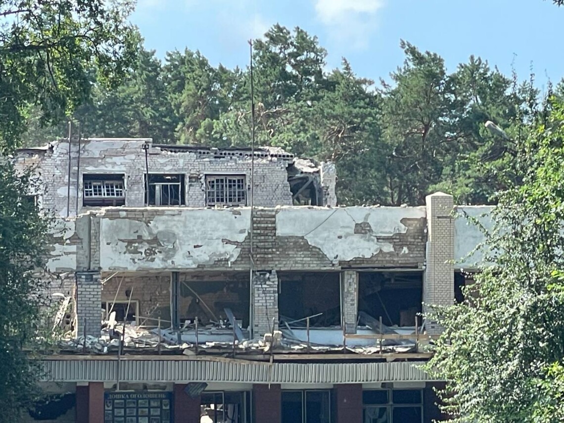 В одном из населённых пунктов Черниговской области ракетным ударом повреждено здание дома культуры. Предварительно, без жертв.