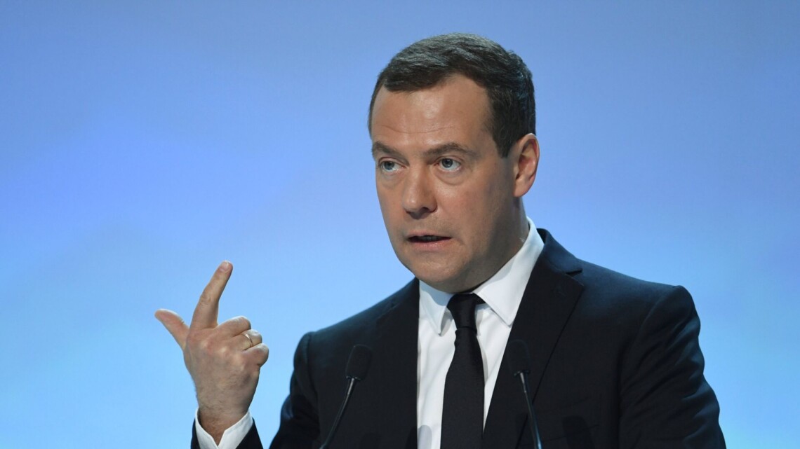 Медведев заявил, что россии нужно выбирать для ракетных ударов по Украине нестандартные цели. Он не уточнял, что имеет в виду.