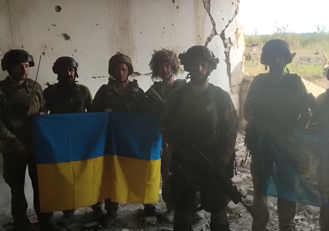 Украинские военные сообщают, что освободили от российских захватчиков село Старомайорское Донецкой области. Соответствующее видео опубликовал президент Владимир Зеленский.