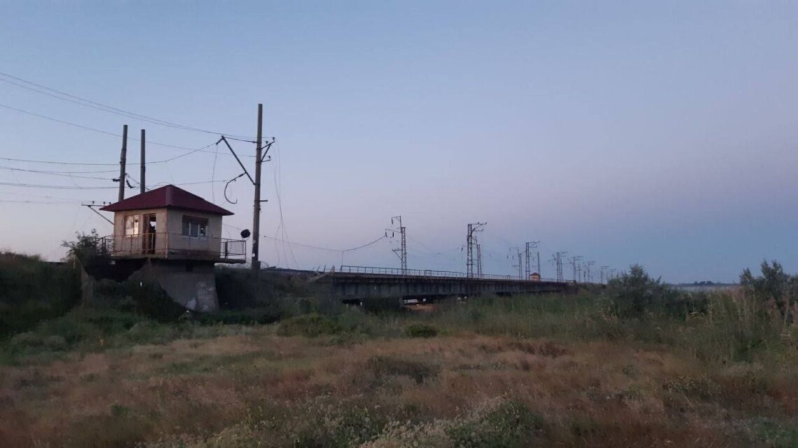 Коллаборанты заявили об атаке украинских военных на железную дорогу между Крымом и Херсонской областью, которая якобы произошла минувшей ночью.