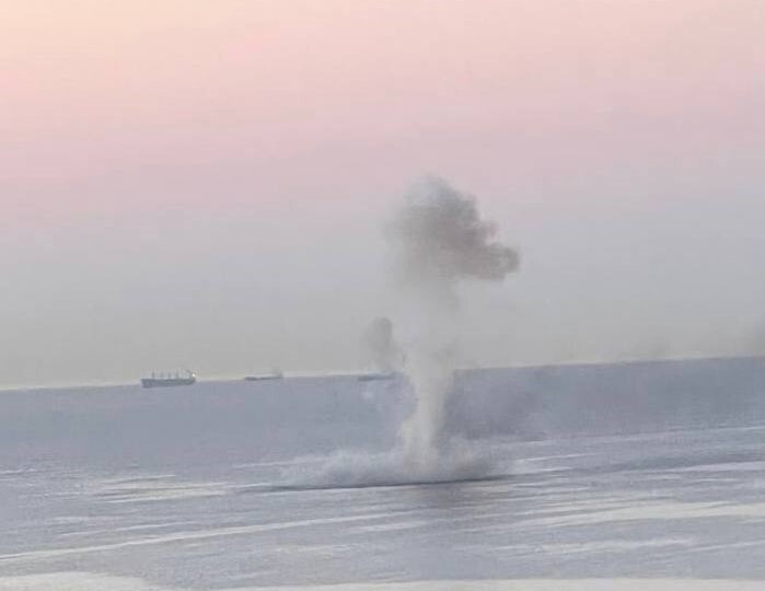 Минобороны россии утверждает, что ВСУ атаковали военно-морскую базу в Новороссийске двумя морскими безэкипажными катерами. Ночью там сообщали о взрывах.