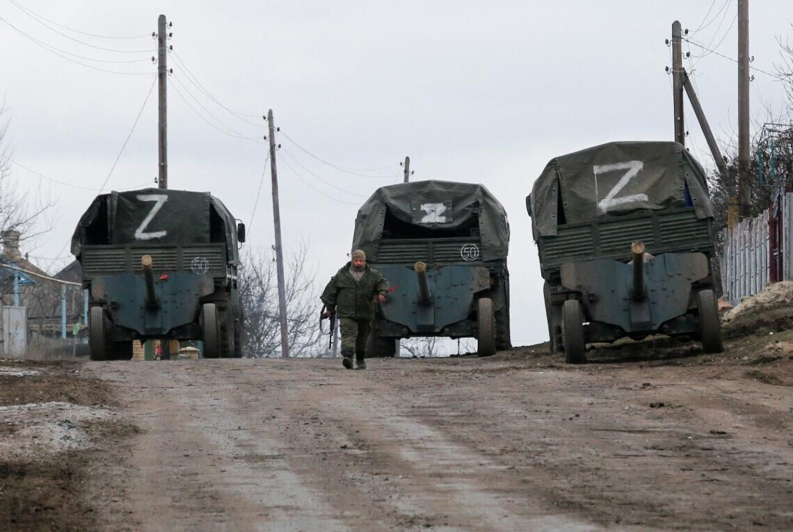 Российские оккупанты двумя грузовиками привезли своих погибших в морг на Херсонщине и захоронили их на двух локациях.